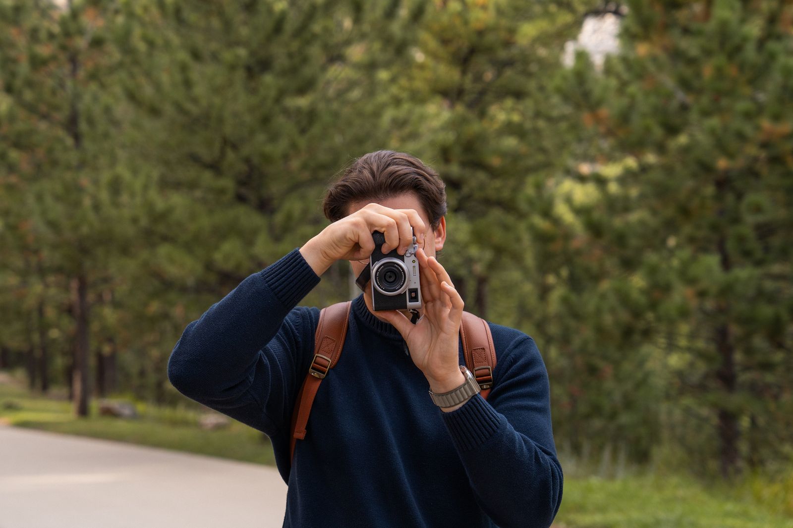 Pierre Schmidt fotografiert mit einer Messsucherkamera